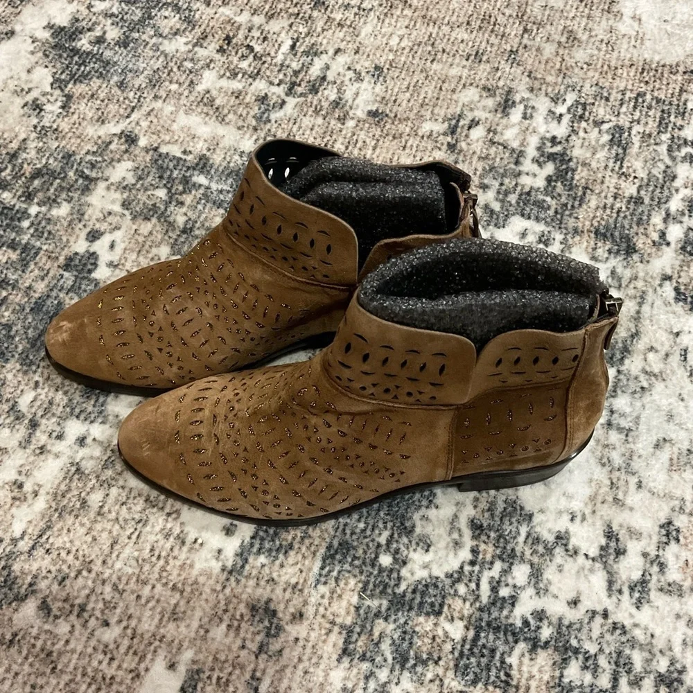 Kanna Sundance Suede Ankle Booties NWOT Size 9